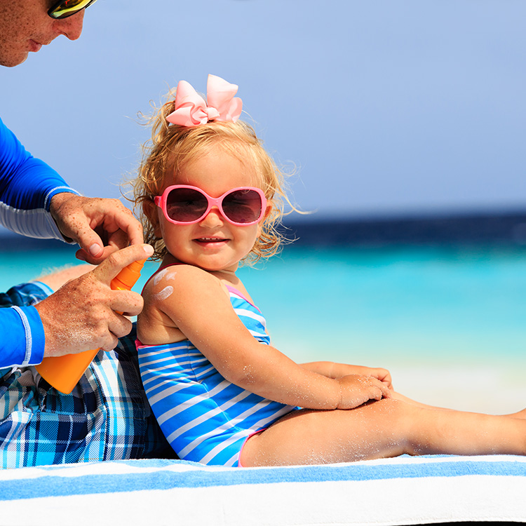 Sommer, Sonne, Sonnenschutz: Kinder richtig vor UV-Strahlen schützen