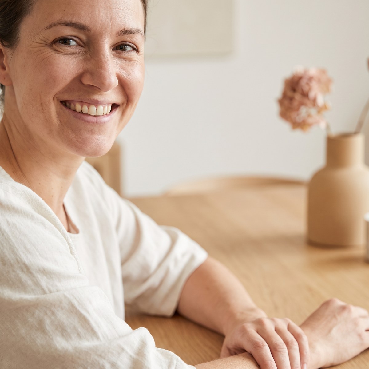 Nahaufnahme einer lachenden Frau, Augenpartie